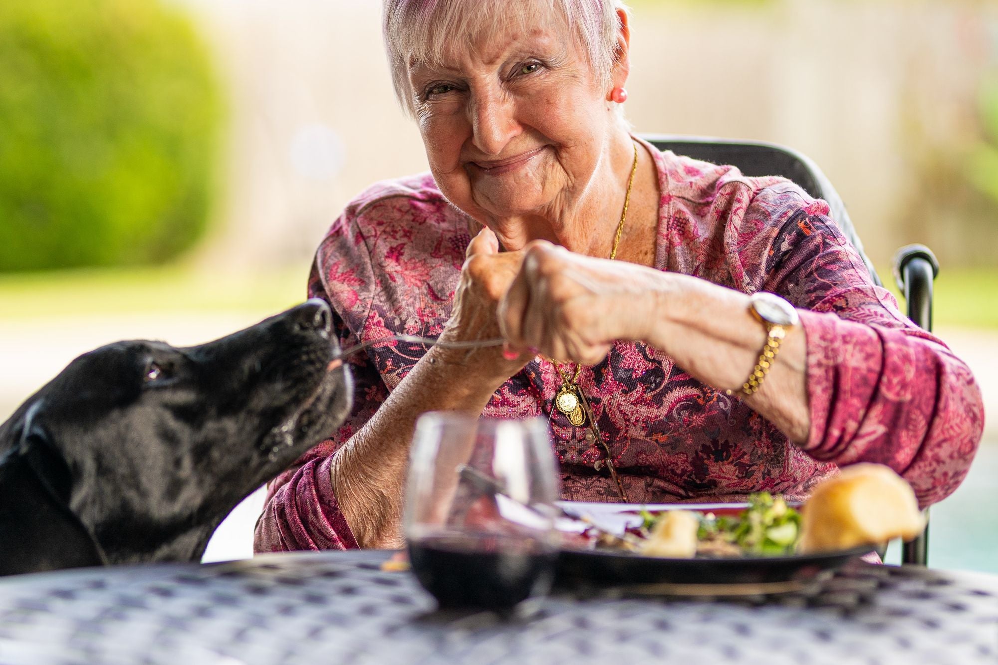Améliorer l'indépendance des personnes âgées : les meilleures méthodes à adopter pour un maintien à domicile épanouissant